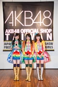 現地の記者から取材を受ける大矢真那、木崎ゆりあ、石田安奈（左から）。（C)AKS