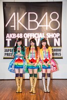 現地の記者から取材を受ける大矢真那、木崎ゆりあ、石田安奈（左から）。（C)AKS