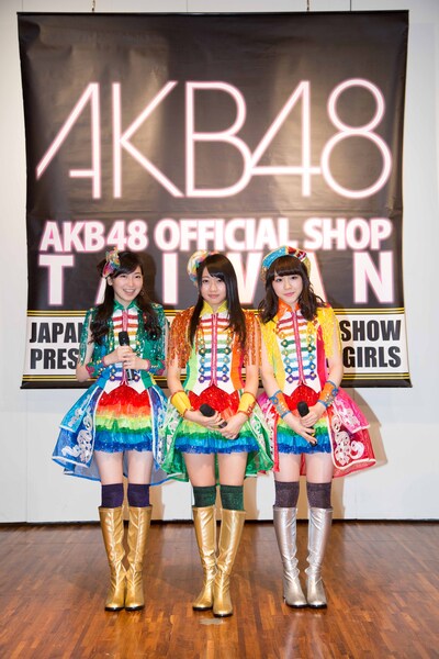 現地の記者から取材を受ける大矢真那、木崎ゆりあ、石田安奈（左から）。（C)AKS