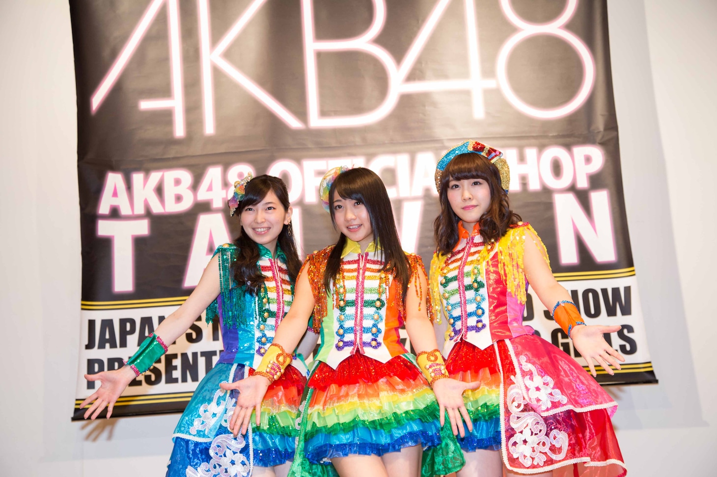 大矢真那、木崎ゆりあ、石田安奈（左から）。（C)AKS