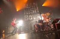 「WEEKEND LOVERS'13」MANNISH BOYSのライブの様子。（撮影：新保 勇樹）