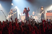 「WEEKEND LOVERS'13」The Birthdayのライブの様子。（撮影：新保 勇樹）