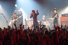 「WEEKEND LOVERS'13」The Birthdayのライブの様子。（撮影：新保 勇樹）