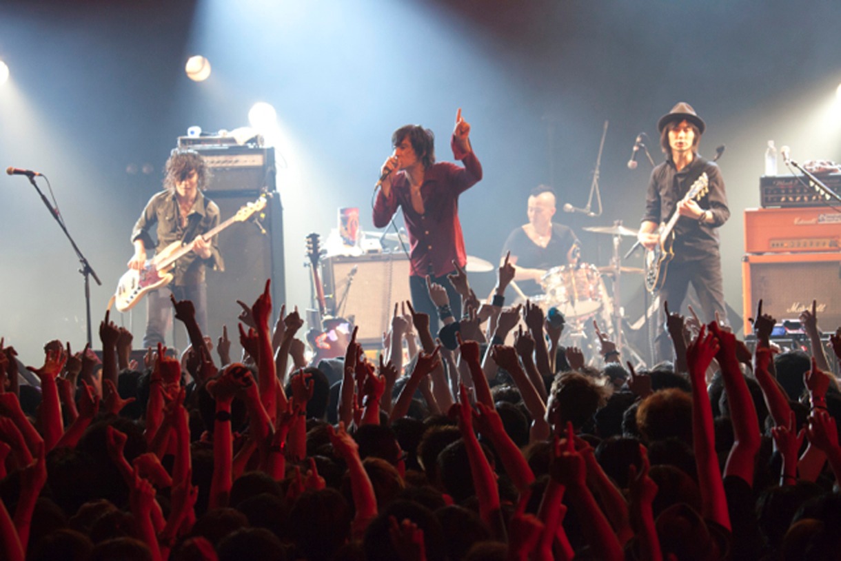「WEEKEND LOVERS'13」The Birthdayのライブの様子。（撮影：新保 勇樹）