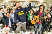 「週刊少年サンデー」編集部で熱唱するガガガSPのコザック前田と山本聡。