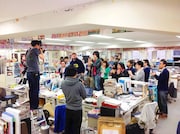 週刊少年サンデー編集部で熱唱するガガガSPのコザック前田と山本聡。
