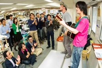 週刊少年サンデー編集部で熱唱するガガガSPのコザック前田と山本聡。