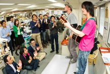 「週刊少年サンデー」編集部で熱唱するガガガSPのコザック前田と山本聡。