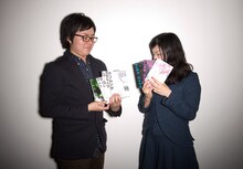 ナタリーPower Pushでは宇宙人のニューシングル「惡の華」の発売時、押見修造（写真左）としのさきあさこ（右）の対談を公開した。