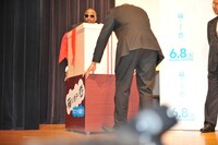 箱入りの巨大牛丼が運び込まれる様子。