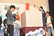 箱を恐る恐る開ける星野源と夏帆。