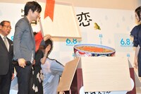 巨大牛丼を前に驚く星野源。