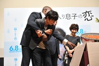 牛丼に近付こうとして羽交い締めにされる星野源。