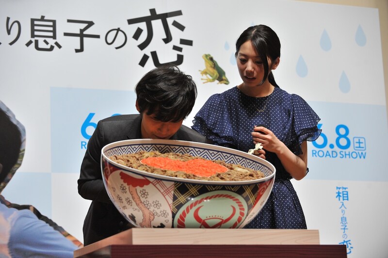 50人前の巨大牛丼の匂いをかぐ星野源。