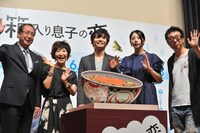 吉野家特製の巨大牛丼を囲む登壇者たち。