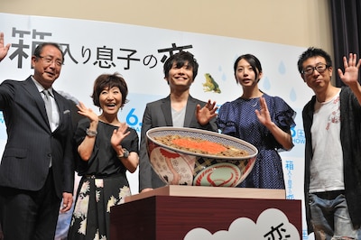 吉野家特製の巨大牛丼を囲む登壇者たち。