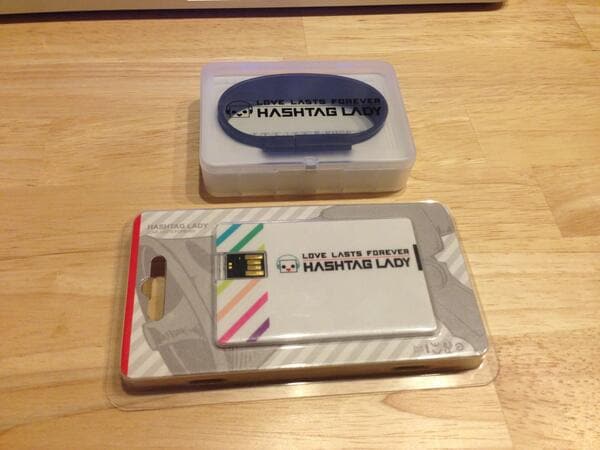LOVE LASTS FOREVER「HASHTAG LADY」USBメモリはリストバンド型（上）とカード型（下）の2バージョンが用意されている。