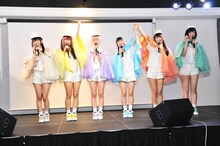でんぱ組.incの相沢梨紗、成瀬瑛美、最上もが、藤咲彩音、古川未鈴、夢眠ねむ（左から）。