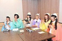 画面を見ながら謎解きに挑戦するでんぱ組.inc。