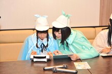 藤咲彩音と夢眠ねむ（左から）。