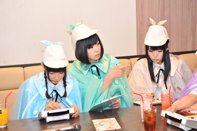 何かをひらめいた夢眠ねむ（中央）。