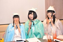 謎解き中に出てきた曲を歌い始める夢眠ねむ（中央）。