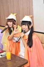 謎解き中に出てきたアイドルソングメドレーを歌い始める成瀬瑛美（奥）と古川未鈴（手前）。