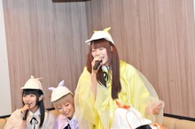 熱唱する成瀬瑛美。