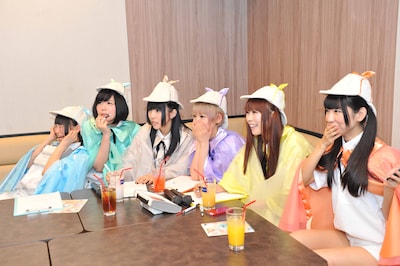 画面の演出にたじろぐでんぱ組.inc。