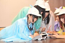 リモコンを巧みに操作する藤咲彩音。