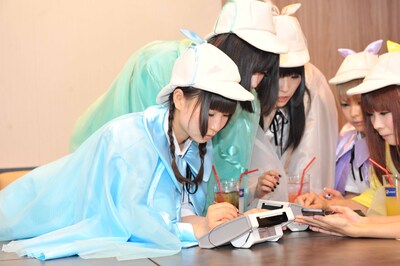 リモコンを巧みに操作する藤咲彩音。