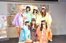 SCRAPの吉村沙織と記念撮影するでんぱ組.inc。