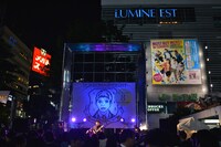 夜の新宿駅前でバンド演奏を披露するスネオヘアー。