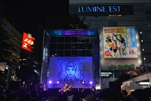 夜の新宿駅前でバンド演奏を披露するスネオヘアー。