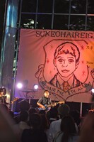 ステージ背景には最新アルバム「8 エイト」のジャケットを巨大化した旗が用意された。