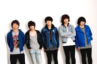 特集内のコメント動画に登場する出演バンドのフロントマンたち。左から山中拓也（THE ORAL CIGARETTES）、安島裕輔（The Flickers）、木幡太郎（avengers in sci-fi）、武井優心（Czecho No Republic）、谷口鮪（KANA-BOON）。