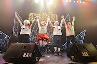 終演時、観客に挨拶するangelaとサポートメンバー。