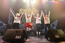 終演時、観客に挨拶するangelaとサポートメンバー。