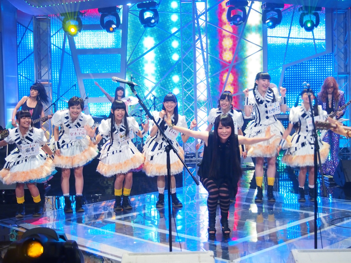 「抱きしめてTONIGHT」を歌う中川翔子＆私立恵比寿中学。