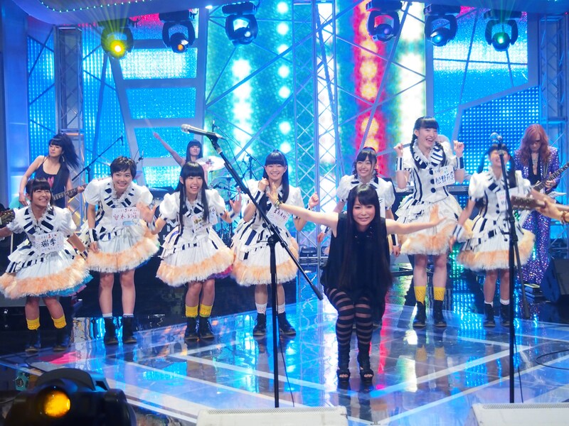 「抱きしめてTONIGHT」を歌う中川翔子＆私立恵比寿中学。