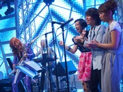 「抱きしめてTONIGHT」を演奏する堂本ブラザーズバンド。