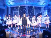 「抱きしめてTONIGHT」を歌う中川翔子＆私立恵比寿中学。