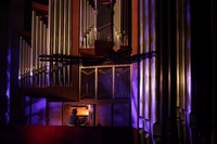 パイプオルガンを弾く金澤ダイスケ（Key）。（撮影：河本悠貴）