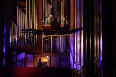 パイプオルガンを弾く金澤ダイスケ（Key）。（撮影：河本悠貴）