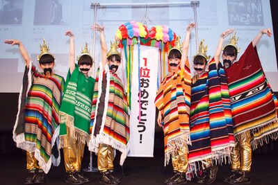 ポンチョ＆付けヒゲ姿でiTunes StoreのJ-POPおよびメキシコチャート1位の喜びをファンと分かち合ったチームしゃちほこ。