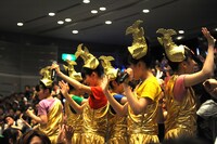 新曲「首都移転計画」PVに登場する金の衣装で2階席から現れたチームしゃちほこ。