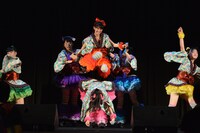 新曲「首都移転計画」では大技を披露。