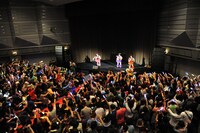 1階フロアは一部を除いて立見席。ライブハウスさながらの盛り上がりだ。