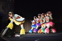 ライブパフォーマンスの様子。メンバーの表情に注目だ。