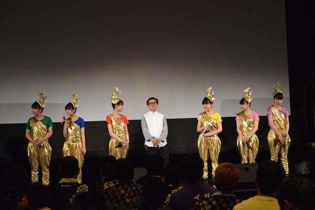 写真は5月26日に東京・多摩永山情報教育センターにて行われた「チームしゃちほこワールドプレミアムPV試写会」の様子。中央がスミス監督。